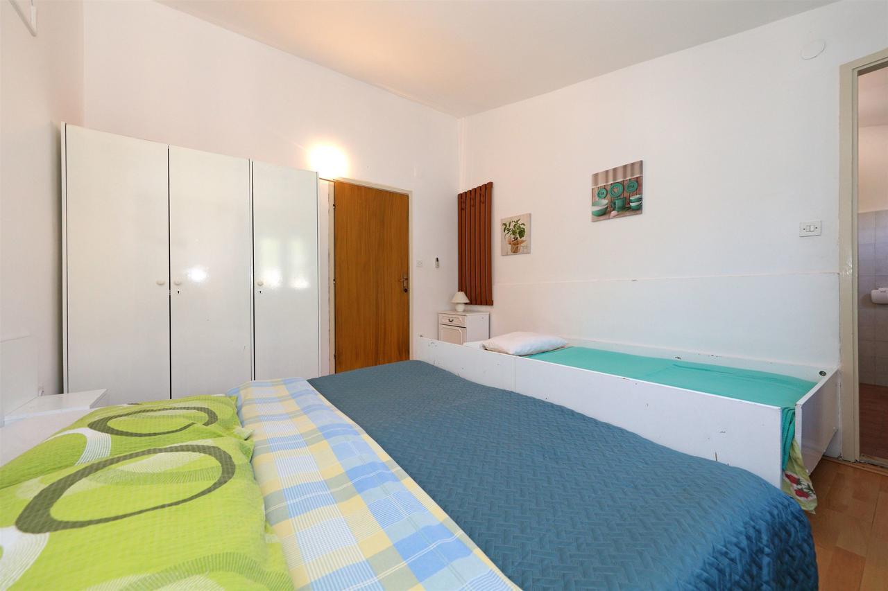 Apartments And Rooms Dragica Starigrad Paklenica Exterior foto