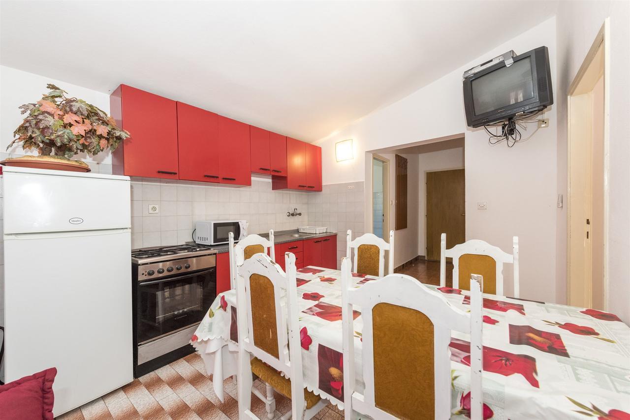 Apartments And Rooms Dragica Starigrad Paklenica Exterior foto