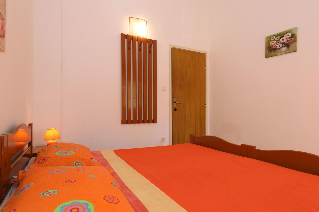 Apartments And Rooms Dragica Starigrad Paklenica Exterior foto