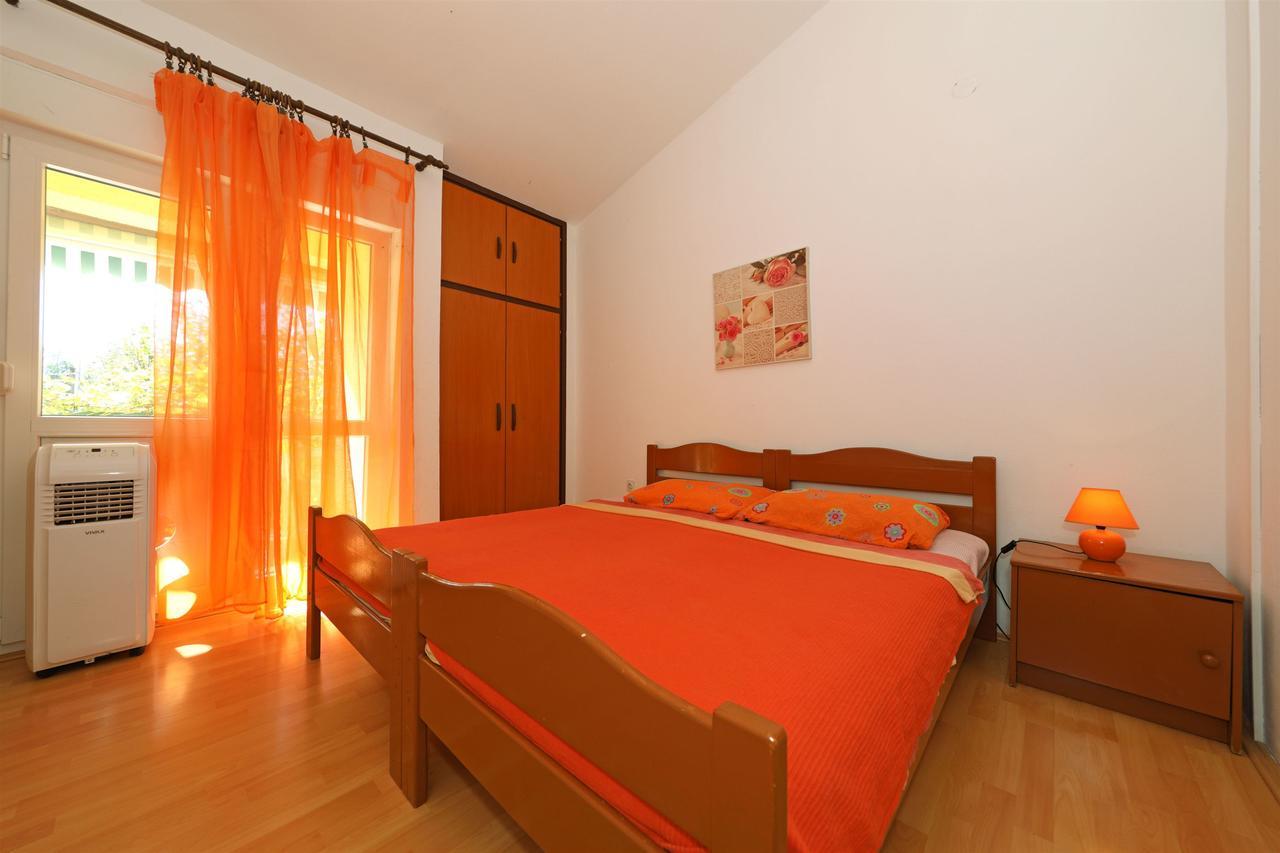 Apartments And Rooms Dragica Starigrad Paklenica Exterior foto